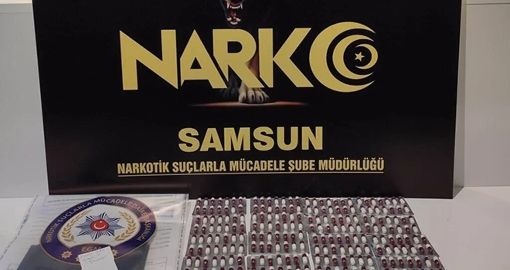 Evinde uyuşturucu haplarla yakalandı