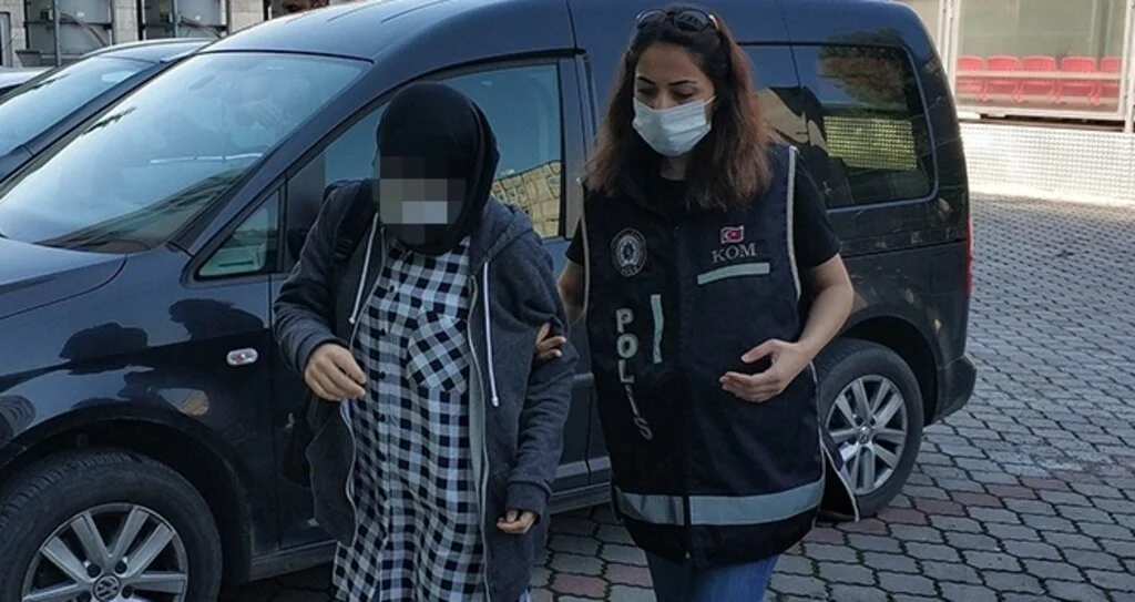 FETÖ'den gözaltına alınan kadın adliyede