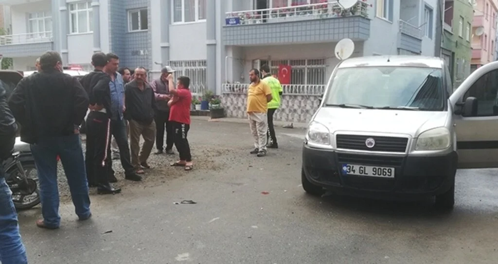 Hafif ticari araçla motosiklet çarpıştı: 2 yaralı