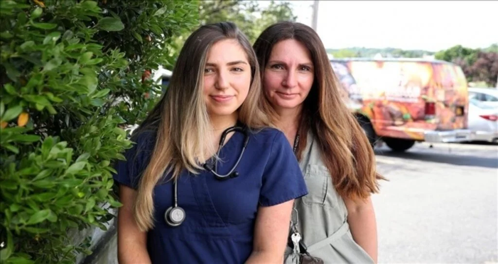 Hemşirelik yapan Türk anne ve kız, Kovid-19 sürecinde yaşadıkları zorlukları anlattı