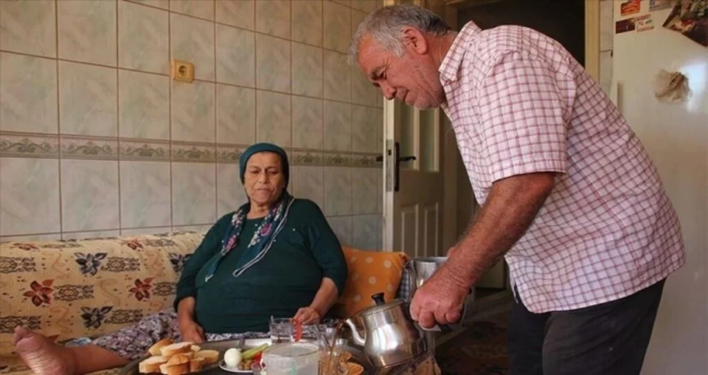 'Hurdacı Osman' kanser hastası yatalak eşine sevgiyle bakıyor