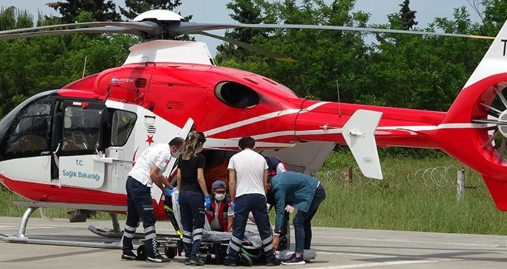 Kalp krizi geçiren kadının yardımına ambulans helikopter yetişti