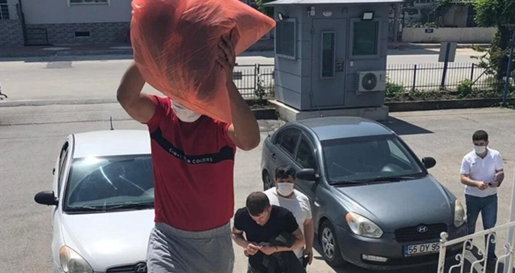 Mağazadan kıyafet hırsızlığına 2 gözaltı
