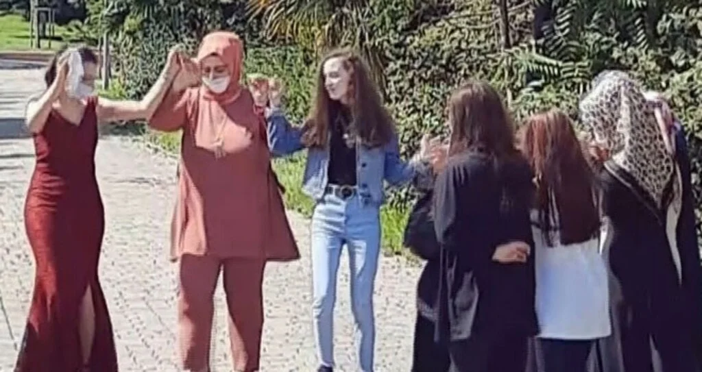 Nikah sonrası davetliler el ele vererek halay çekti