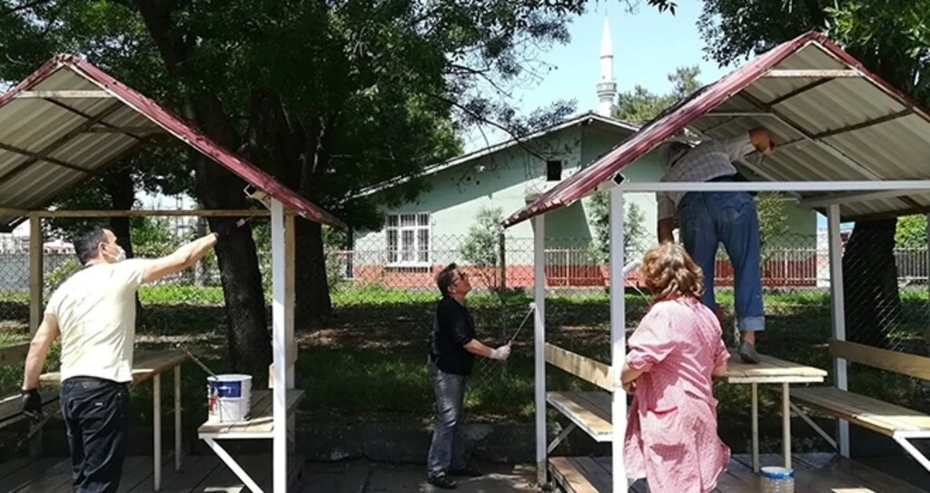 Öğretmenler ellerine tebeşir yerine fırça aldı