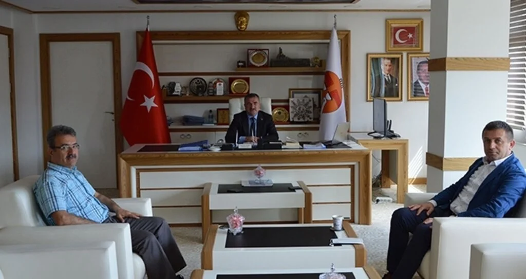 Özdemir'den Hizmet-İş ile işbirliği mesajı