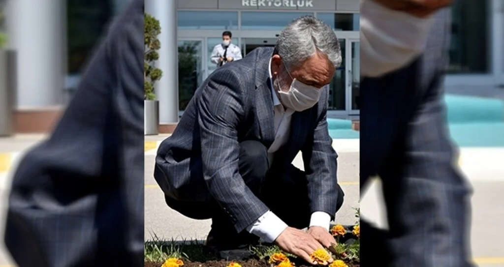 Rektör Bilgiç, ‘Dünya Çevre Günü’nde çiçekleri toprakla buluşturdu