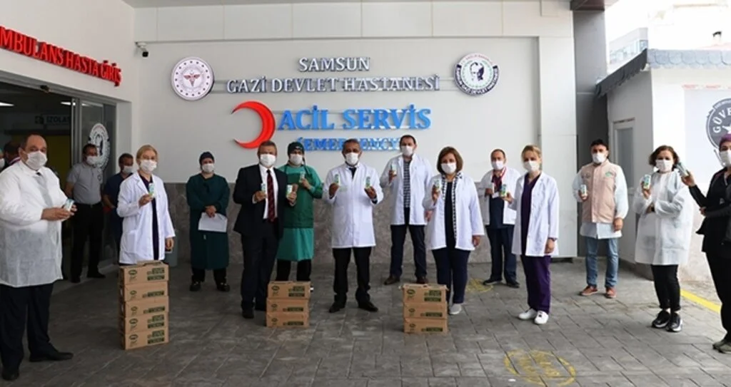 Sağlıkçılara Süt Dağıtıldı