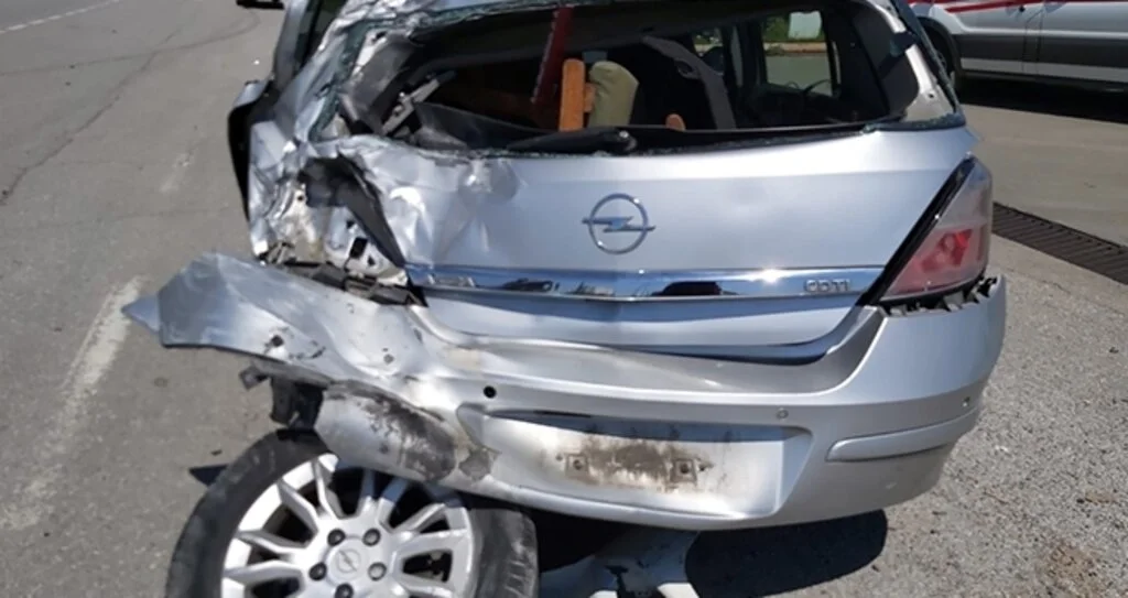 Samsun’da kamyon otomobile çarptı