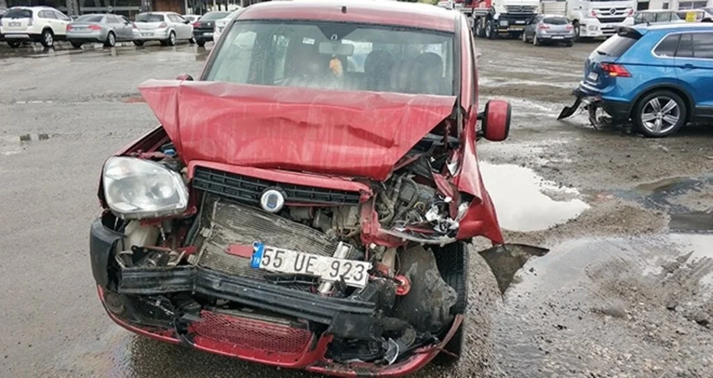 Samsun'da kamyonet kırmızı ışıkta otomobile çarptı: 4 yaralı