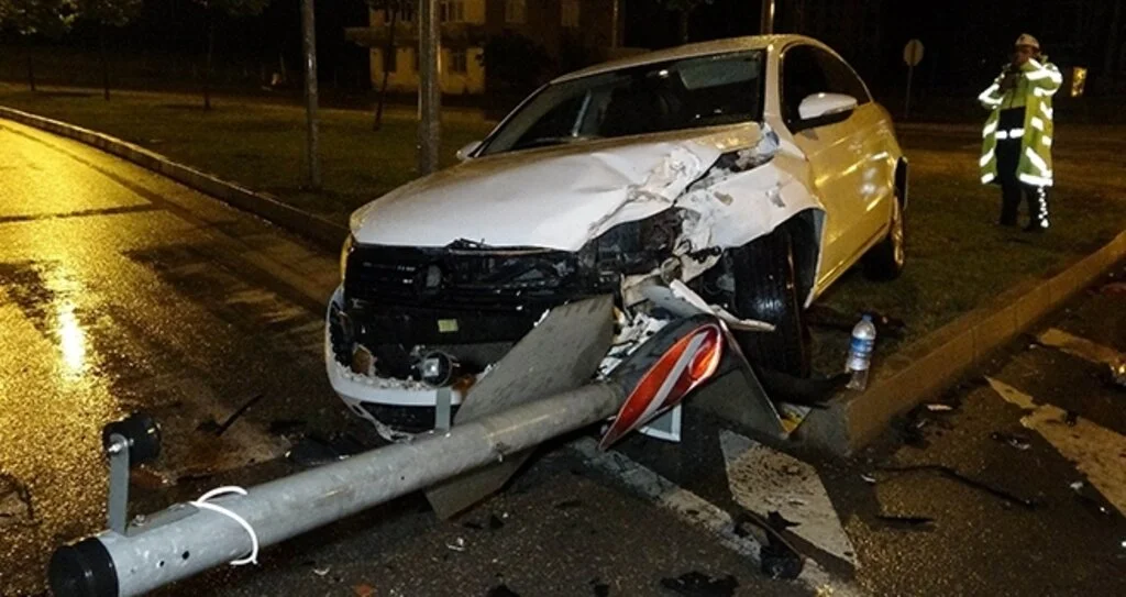 Samsun'da kavşakta iki otomobil çarpıştı: 1 yaralı