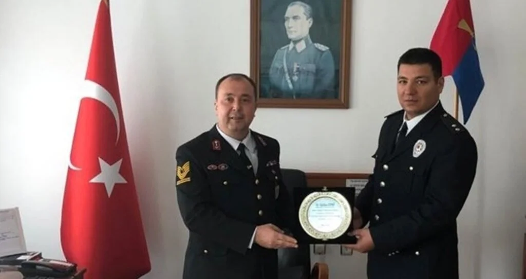 Samsun'da Tayini çıkan komutana plaket