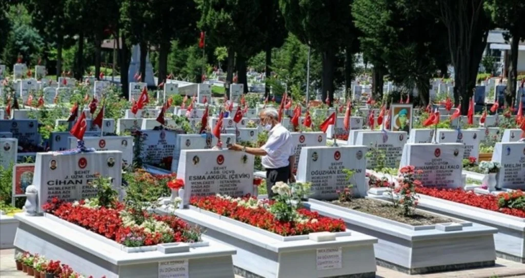 Şehitliklerde Babalar Günü hüznü