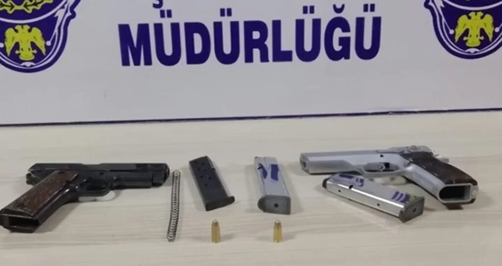 Şüpheli araçta ruhsatsız silah bulundu