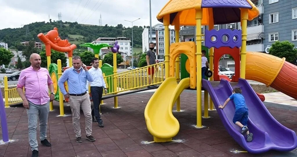 Tekkeköylü Çocuklar Evinin Önünde Eğlenecek
