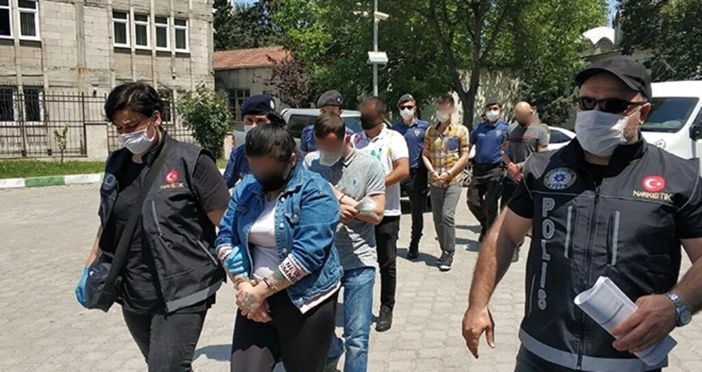 Uyuşturucu ticaretinden 8 kişi adliyeye sevk edildi