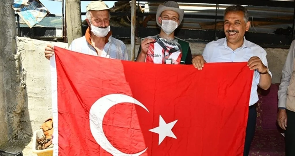 Vali Kaymak’ın ‘bayrak’ hassasiyeti