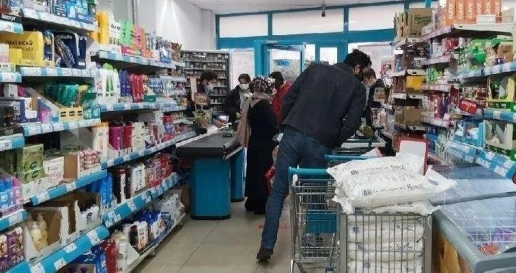 Yarın marketler kaça kadar açık? Sokağa çıkma yasağında market ve bakkallar açık mı?