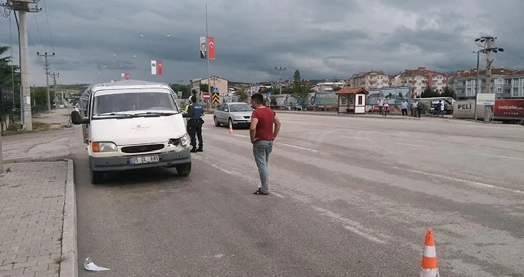 Yaşlı Adama Kamyonet Çarptı
