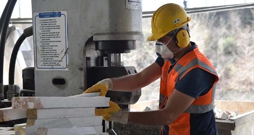 Yılda 25 bin ton doğal taş, nakış gibi işleniyor