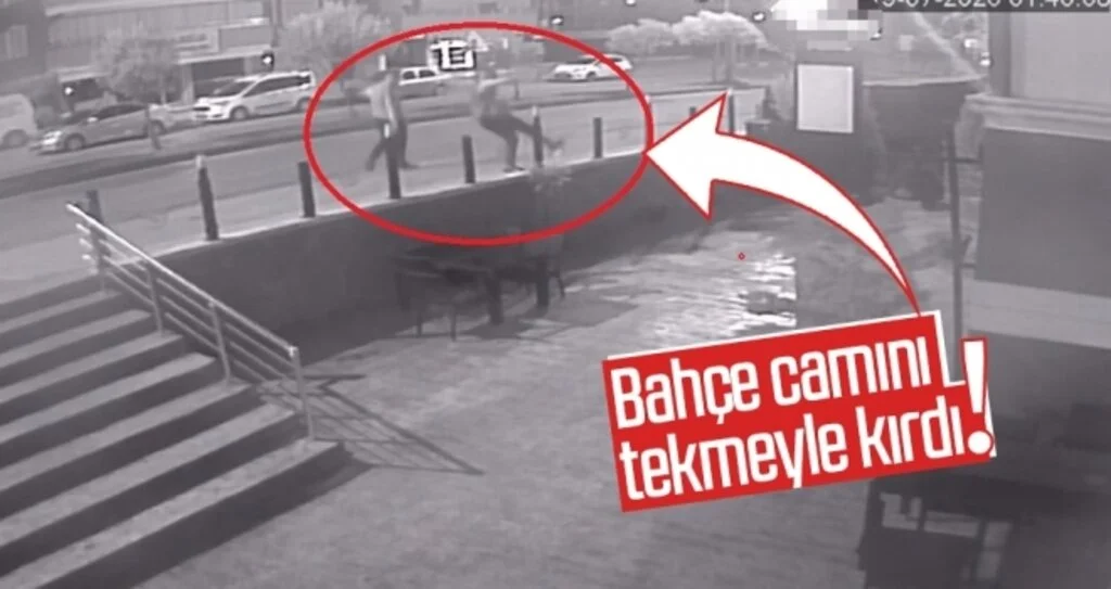 Bahçe camını tekmeyle kırdı!