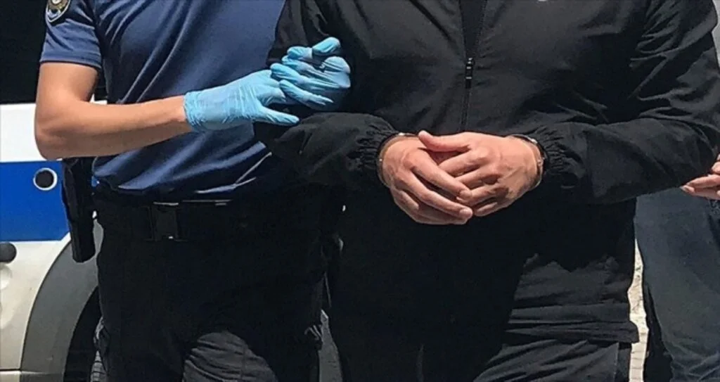 Bakan Albayrak'a yönelik hakaret içerikli paylaşım yapanlardan biri 'firari FETÖ sanığı' çıktı