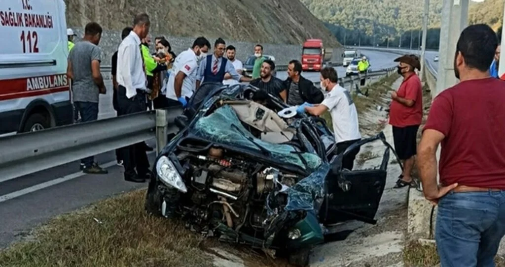 Bariyerlere çarpan otomobil hurdaya döndü: 3 yaralı