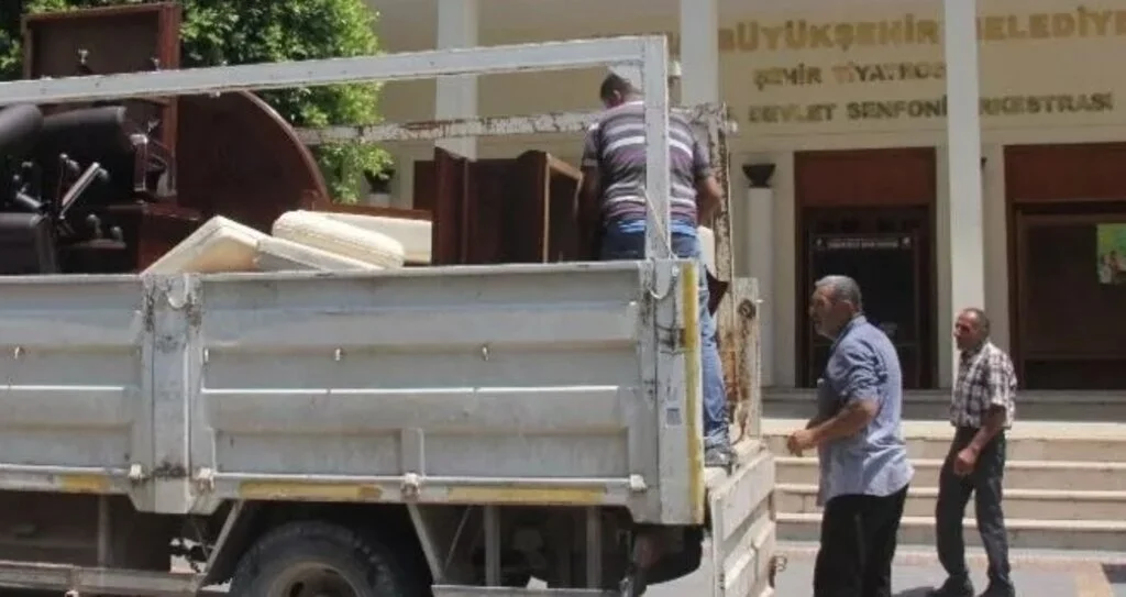 Belediyede Haciz Şoku! Başkanın Makam Odasındaki Eşyaları Götürdüler