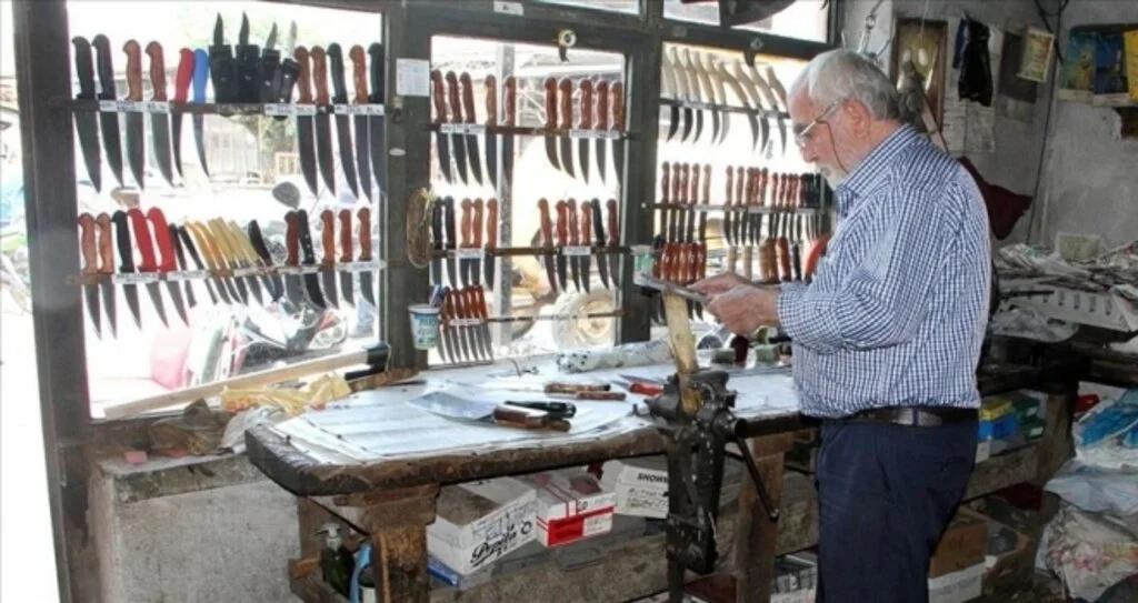 'Bıçakçı Baba' ata yadigarı mesleğini 70 yıldır yaşatmaya çalışıyor