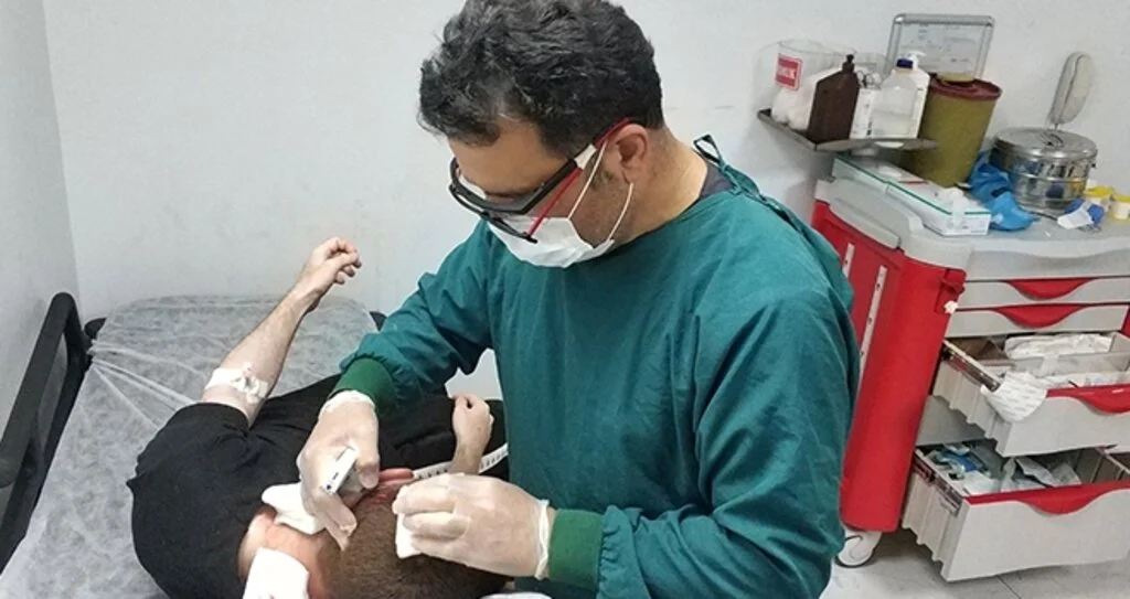 Bıçaklı saldırıya uğrayan genç hastanelik oldu