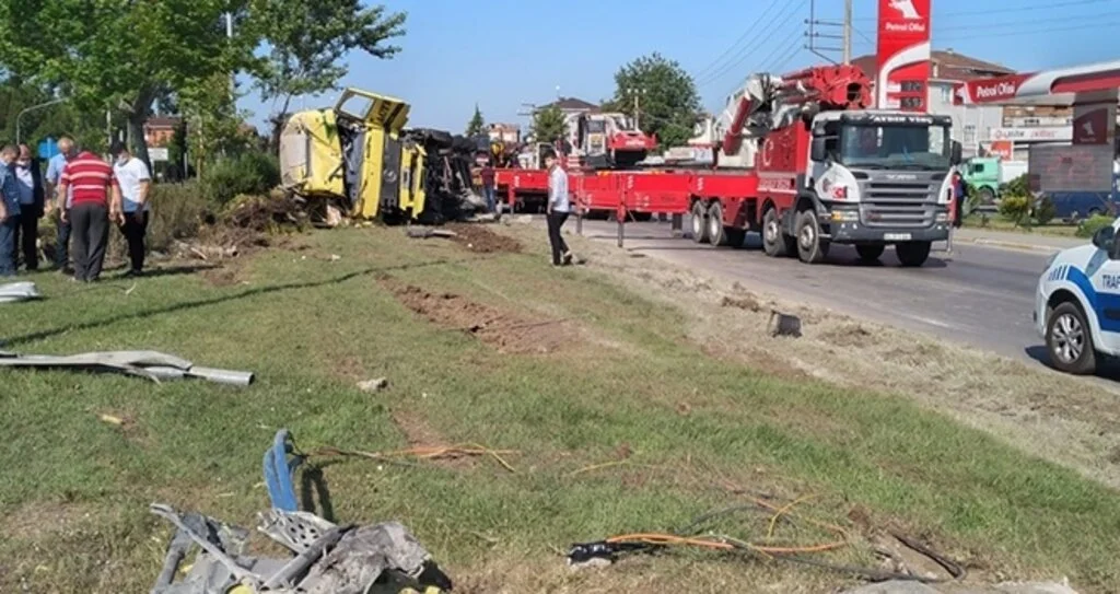 Çimento yüklü tır devrildi: 1 yaralı