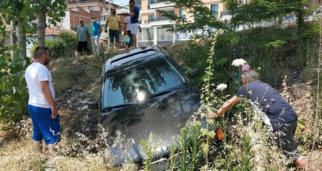 Çocuğa çarpmamak  için şarampole uçtu 