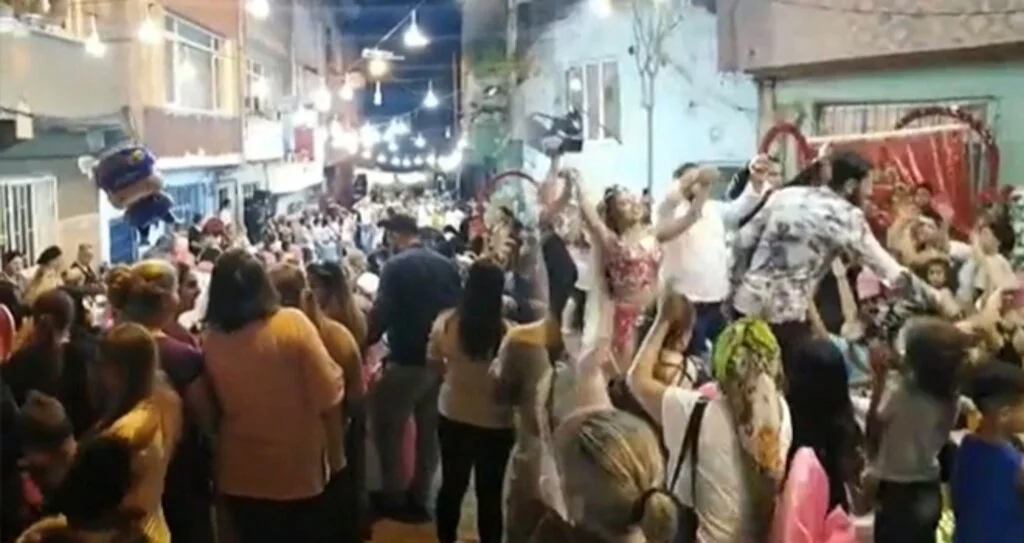 Dansözlü düğünde 'pes' dedirten görüntüler