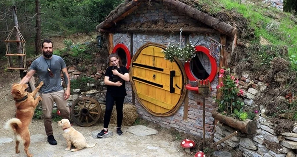 Doğa tutkunu öğretmen kızına 'Hobbit' evi yaptı