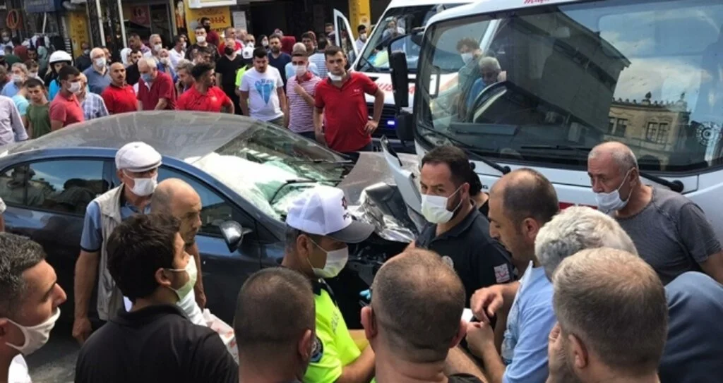 Gaz pedalı takılan otomobil önce yayaya sonra kamyona çarptı: 2 yaralı