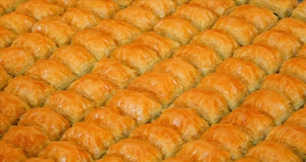 Gaziantep'ten ibadete açılan Ayasofya'daki ilk cuma cemaatine baklava ikramı