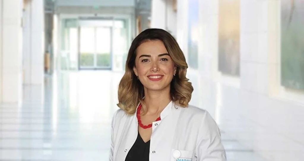 Güneş lekelerini önlemek için güneşten uzak durmak şart