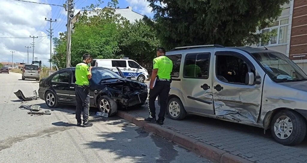 Hafif ticari araçla otomobil çarpıştı: 1 yaralı