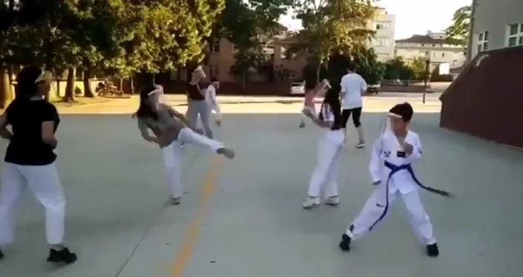Hem Eğleniyor Hem Spor Yapıyorlar