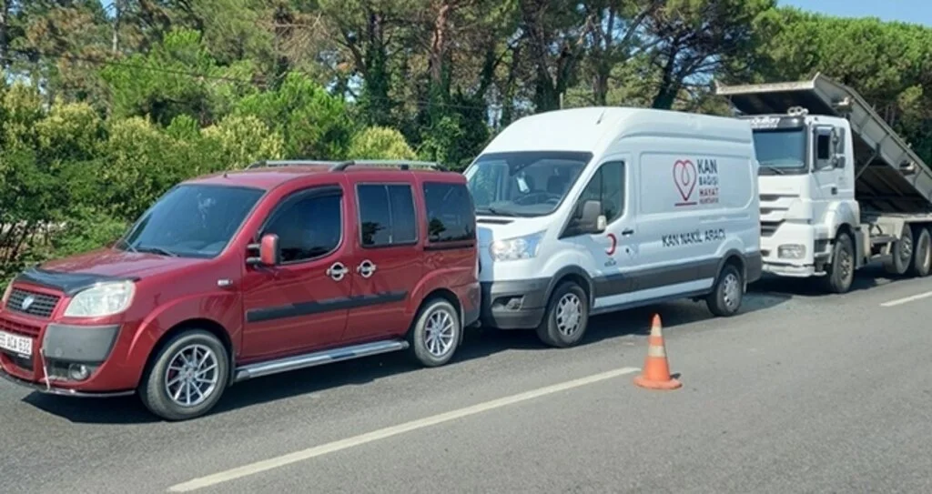 Kamyon Kızılay'ın kan aracına çarptı: 1 yaralı