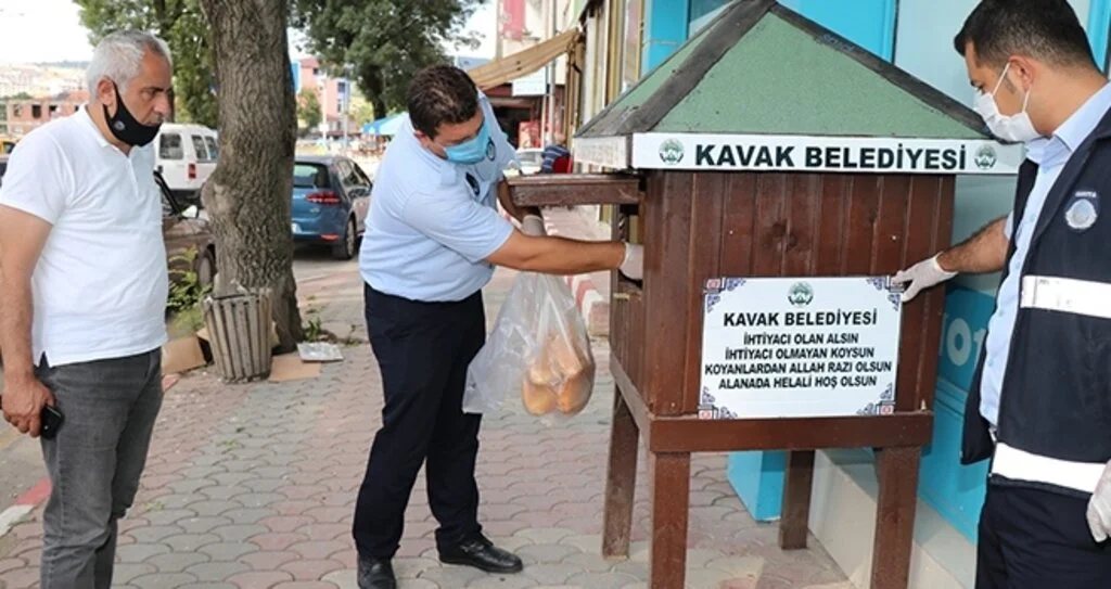 Kavak Ekmeğini Kardeşiyle Paylaşıyor