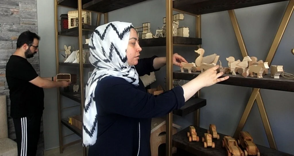 Mali müşavirliği bırakıp ahşap organik oyuncak üretimine yöneldi