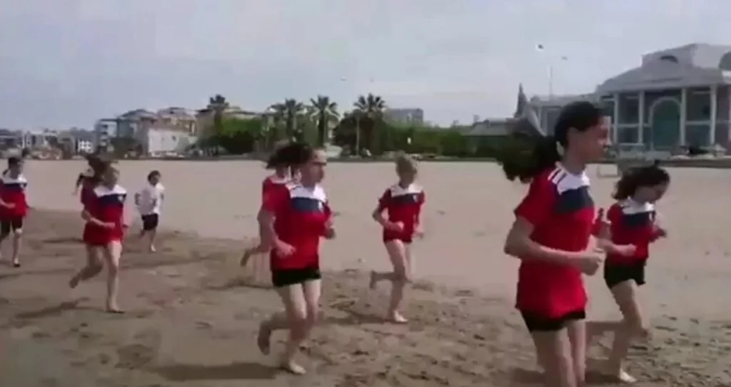 Minik Cimnastikçiler Form Tutuyor