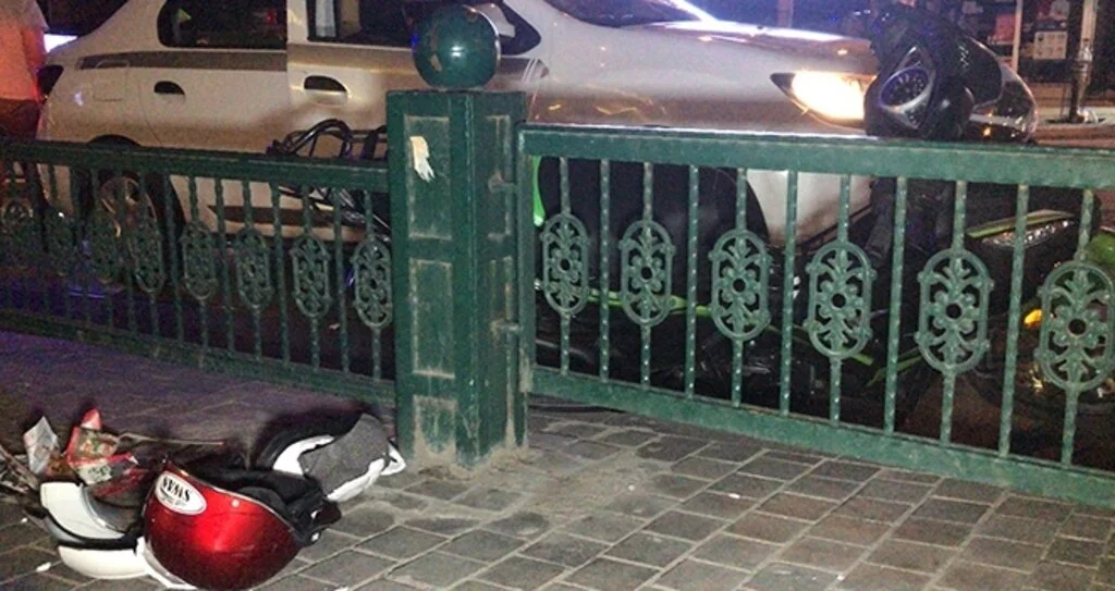 Motosiklete arkadan çarptı, 100 metre sürükledikten sonra durabildi