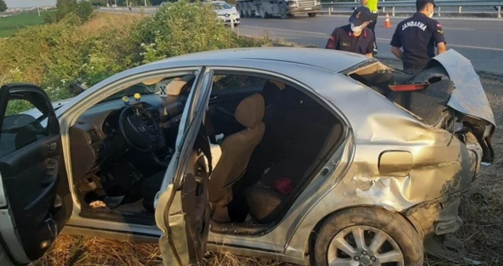 Otomobil tarla girişindeki demirlere çarptı: 6 yaralı
