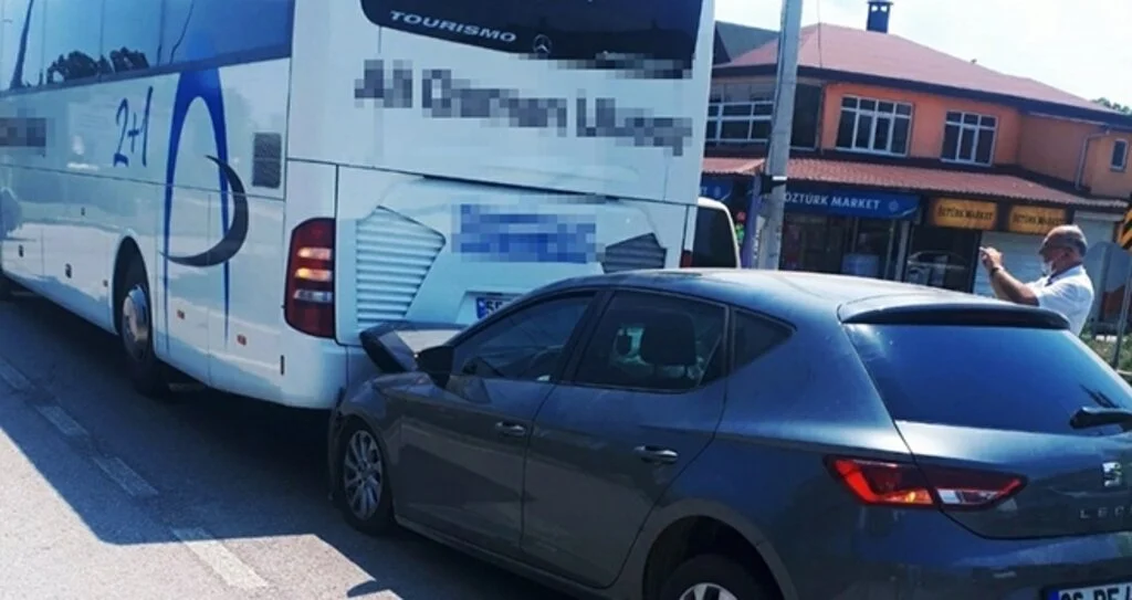 Otomobil yolcu otobüsüne çarptı: 1 yaralı