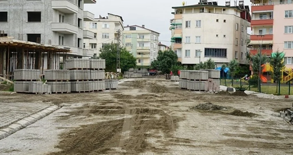 Parke taşlar yenileniyor