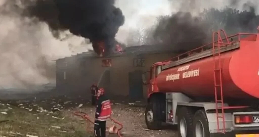 Sakarya'daki patlama sonrası çıkan duman zehirli mi? Kızılay Başkanı uyardı