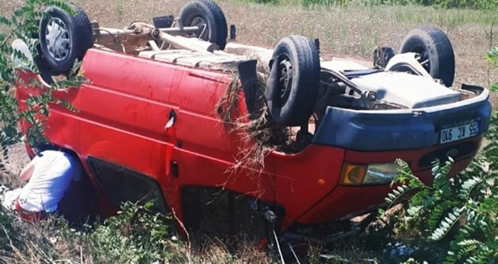 Samsun'da minibüs şarampole yuvarlandı: 2 yaralı