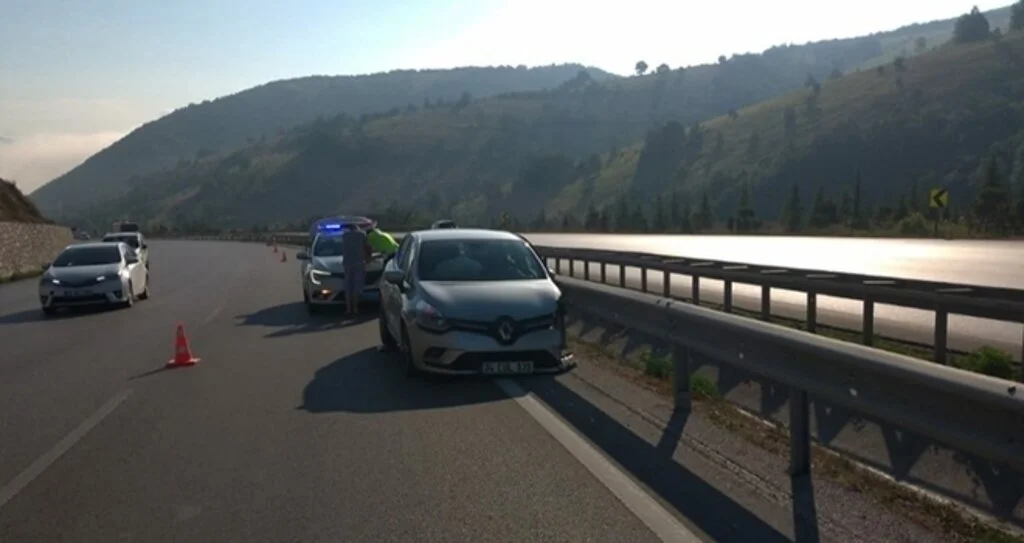 Samsun'da otomobil bariyere çarptı: 2 yaralı